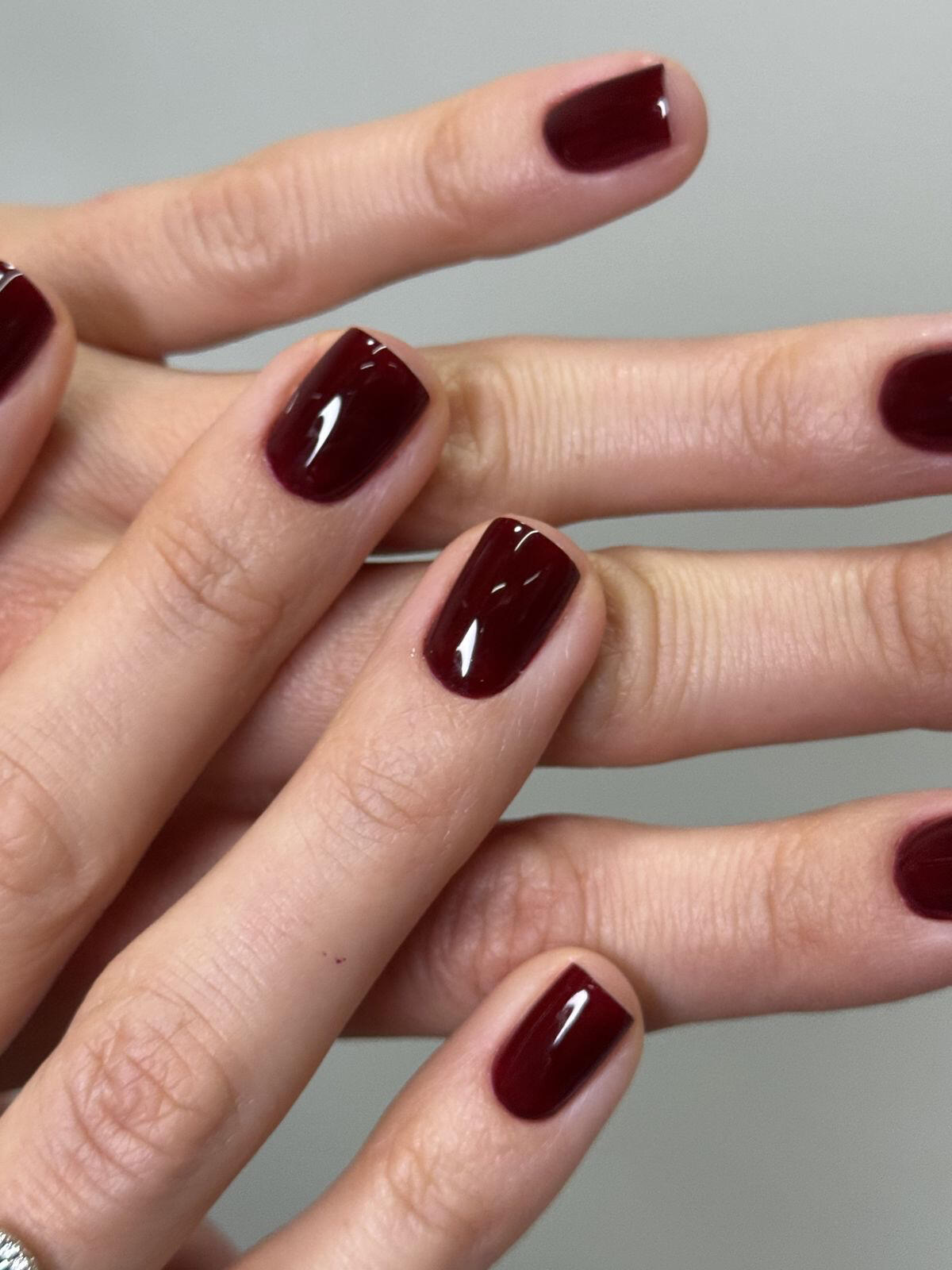 Vernis semi-permanent Ongles avec vernis semi-permanent bordeaux