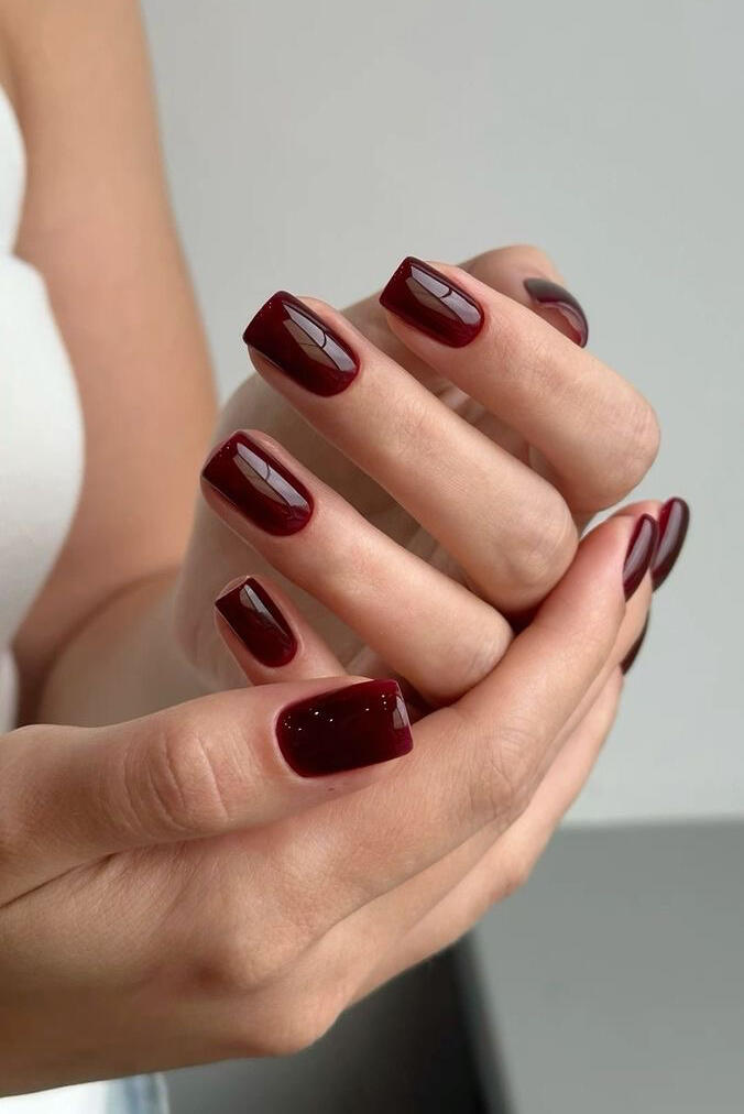 Mains et ongles Mains soignées, ongles vernis bordeaux